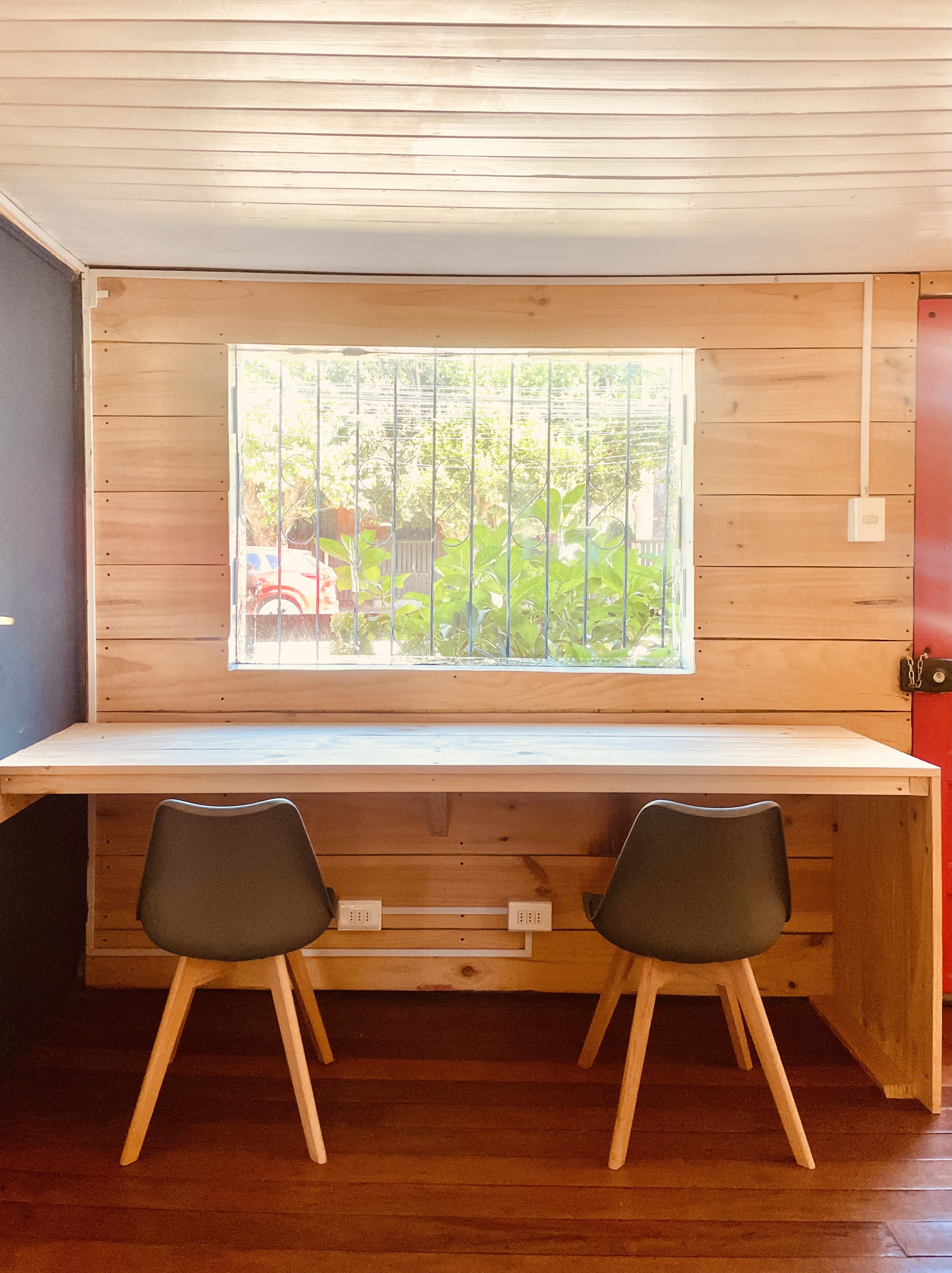 Escritorio doble con ventana